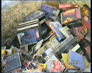 CD�ka a kazety v n�sypce drti�e